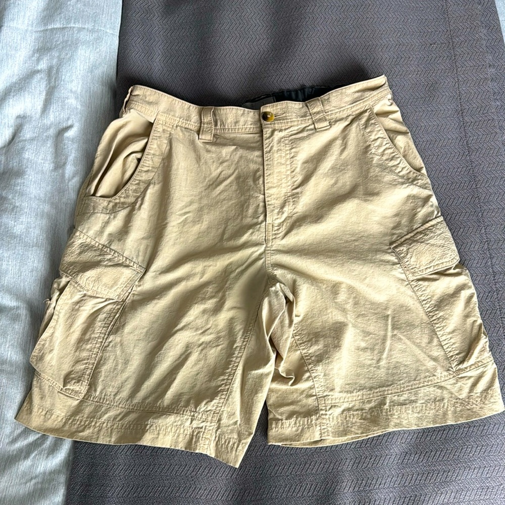 Men’s REI Beige Cargo Shorts - Large - GUC